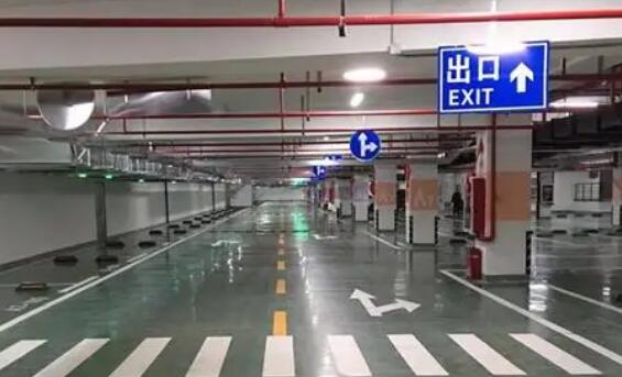 地下車庫(kù)消防劃線出口，保障安全的生命通道